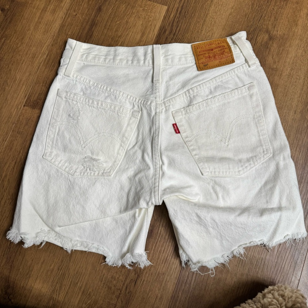 Levi’s distressed shorts in white